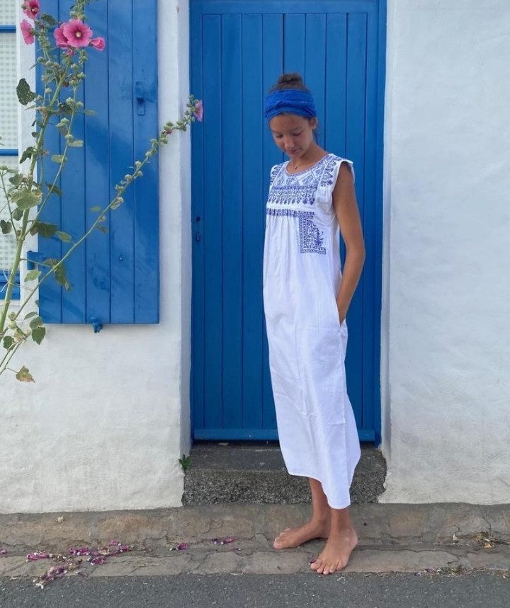 Robe longue Ysee – Blanche, Broderie Bleue