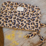 Pochette format medium – Léopard camel