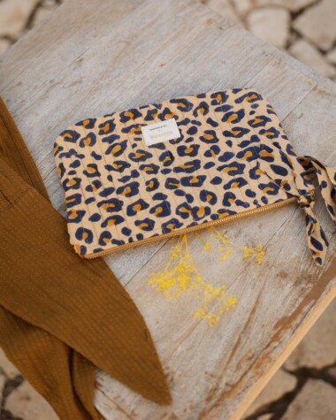 Pochette format medium – Léopard camel