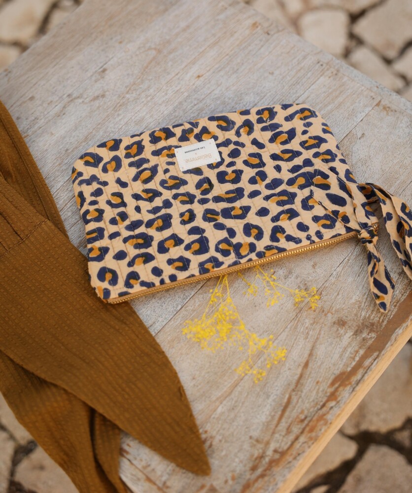 Pochette format medium – Léopard camel