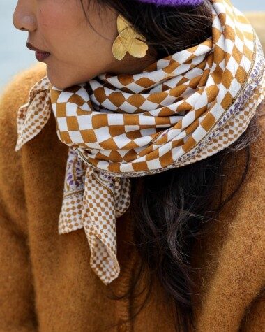 Foulard grand format – Damier caramel