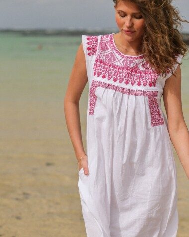 Robe Ysée Courte – Blanche x Broderie Framboise