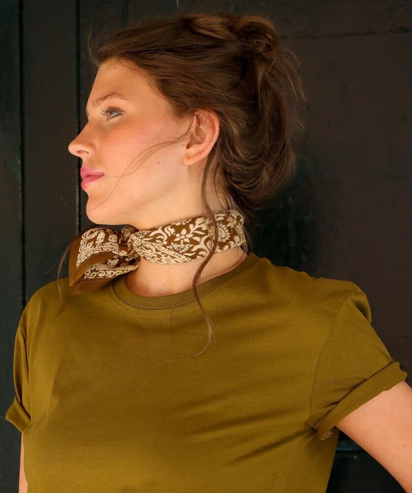 Foulard soie vintage roulotté main motif chevaux attelés - Jeronine Vintage