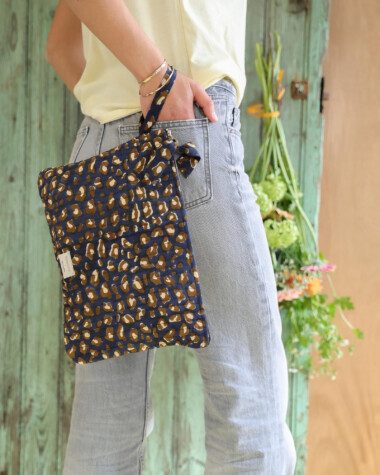 Pochette grand format Harrison / 13′ – Léopard Navy