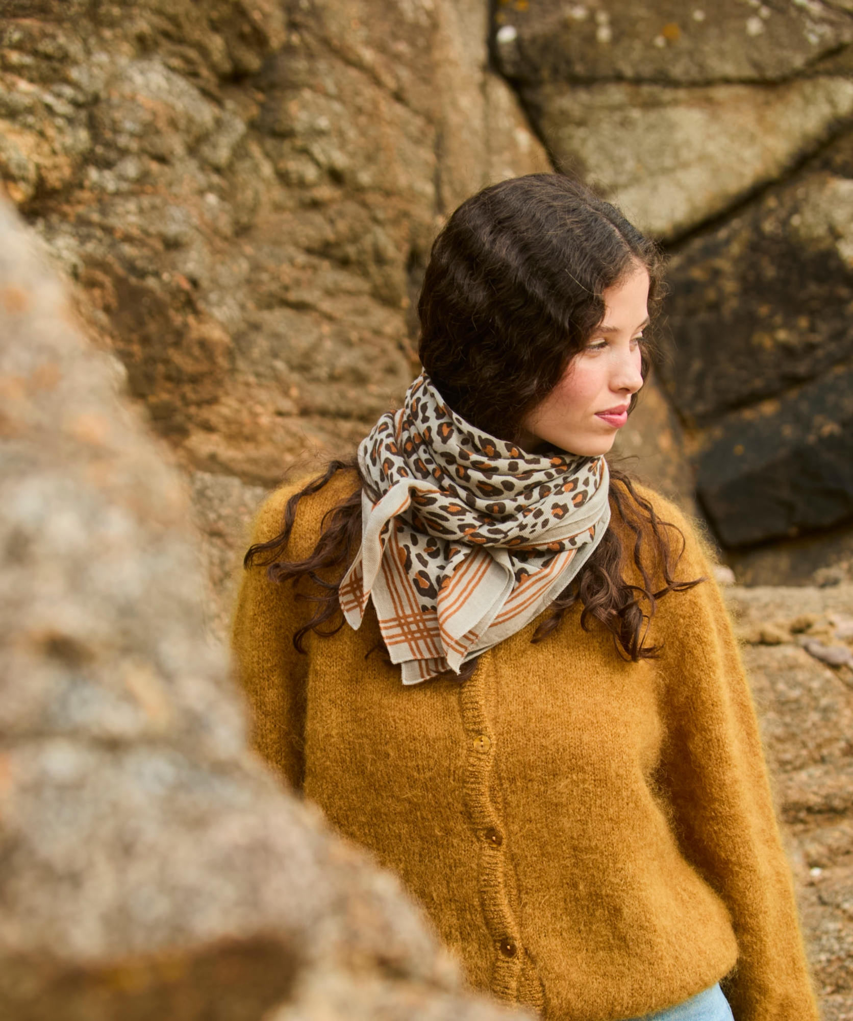 Foulard en laine grand format – Léopard Mist Grey