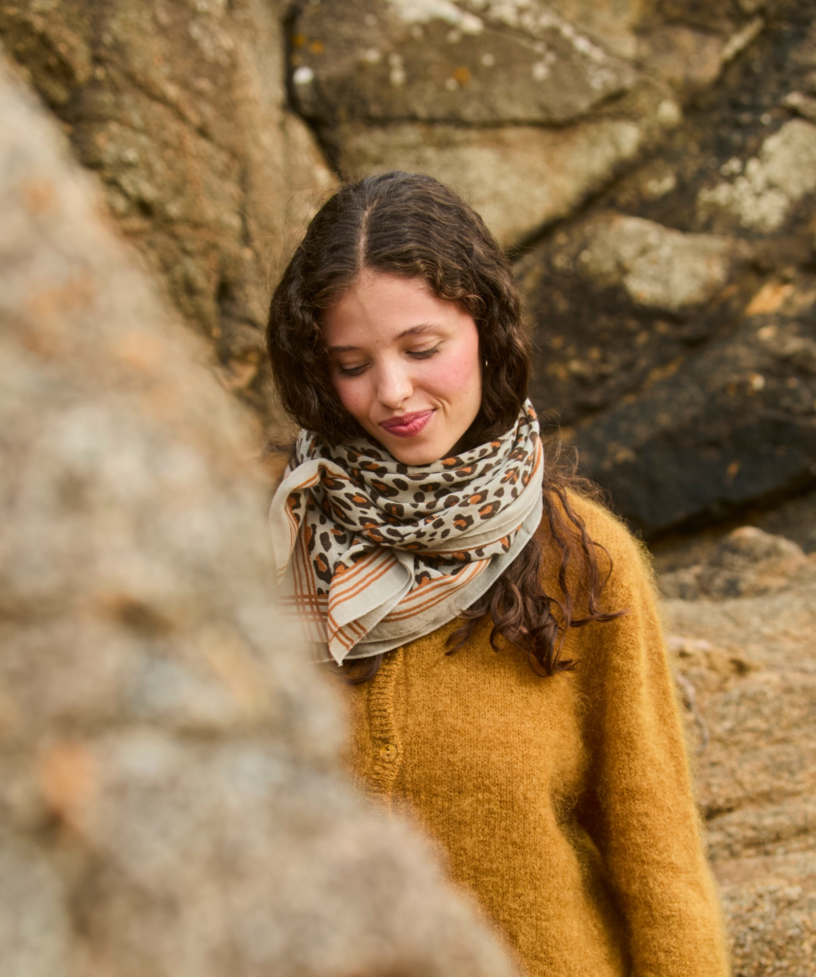 Foulard en laine grand format – Léopard Mist Grey