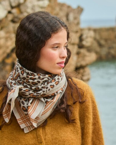 Foulard en laine grand format – Léopard Mist Grey