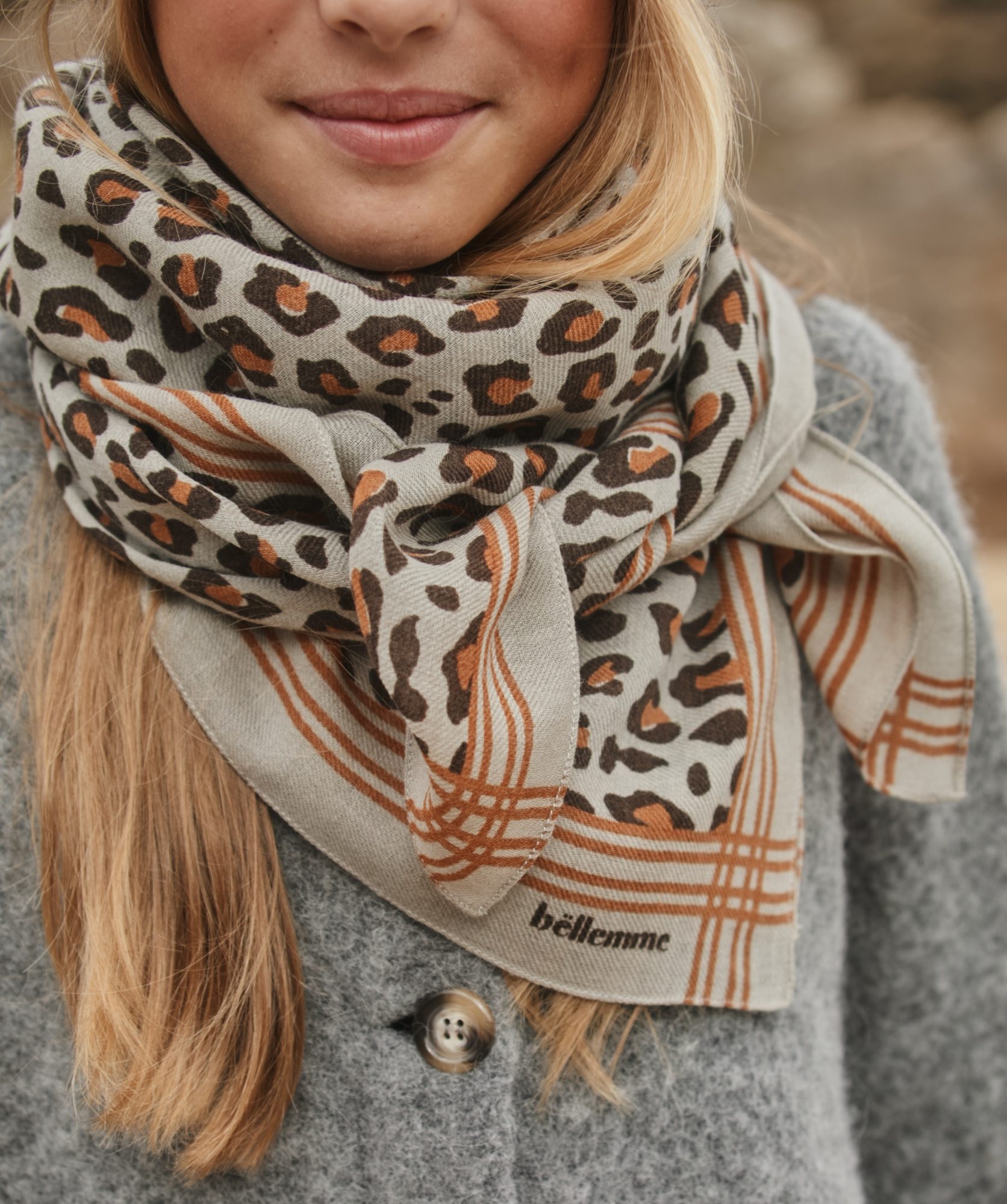 Foulard en laine grand format – Léopard Mist Grey